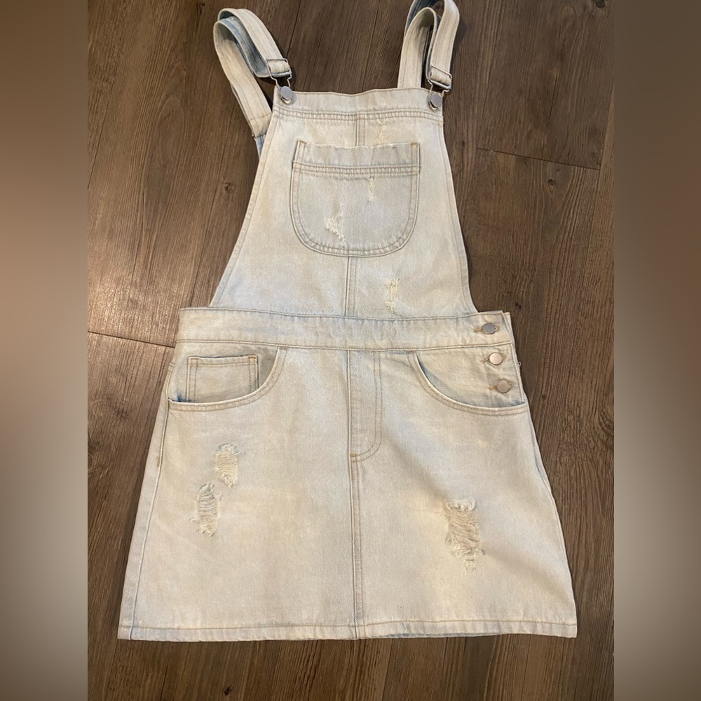 FOREVER 21 Jean overall skirt medium. I would say fits a size 5
